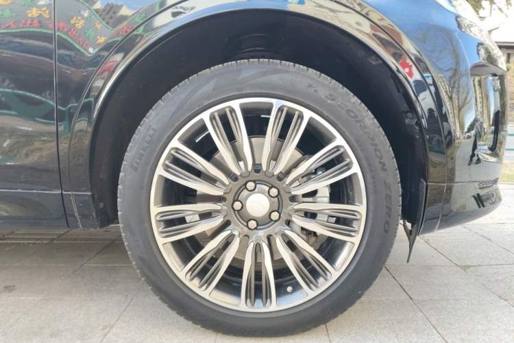 Used Land Rover Discovery Sport 2020 249 PS R-Dynamic Performance Edition Right Front Wheel Hub