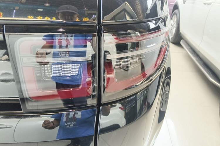 Used Land Rover Discovery Sport 2020 249 PS R-Dynamic Performance Edition Right Rear Taillight