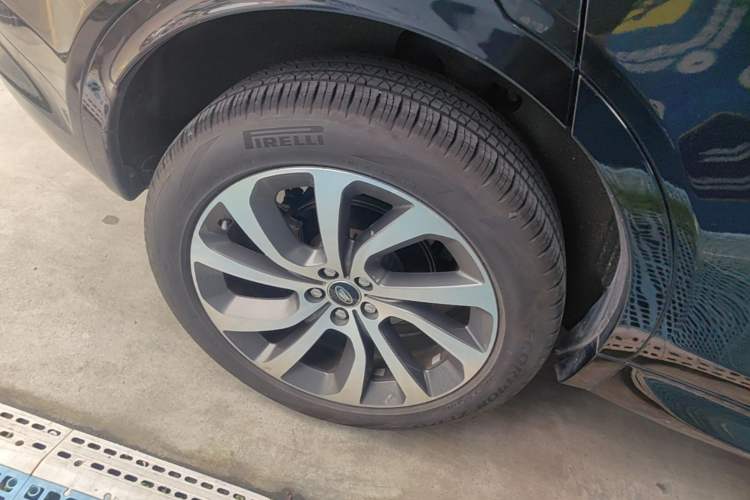 Used Land Rover Discovery Sport 2020 249 PS R-Dynamic Performance Edition Right Rear Wheel Hub