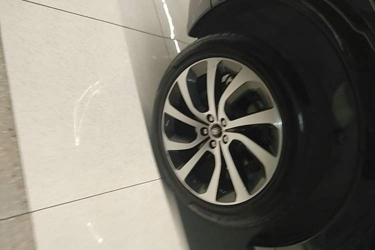 Used Land Rover Discovery Sport 2020 249 PS R-Dynamic Performance Tech Edition 7 Seats Right Rear Wheel Hub