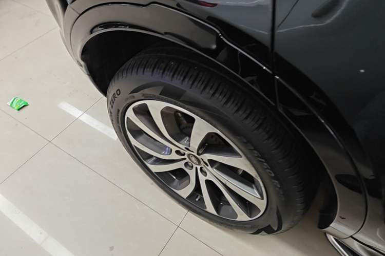 Used Land Rover Discovery Sport 2020 249 PS R-Dynamic Performance Tech Edition 7 Seats Right Rear Wheel Hub