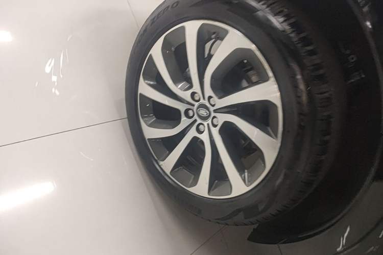 Used Land Rover Discovery Sport 2020 249 PS R-Dynamic Performance Edition Right Rear Wheel Hub