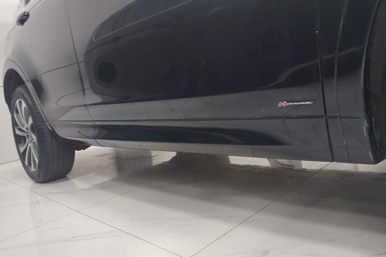 Used Land Rover Discovery Sport 2020 249 PS R-Dynamic Performance Edition Right Side Sill