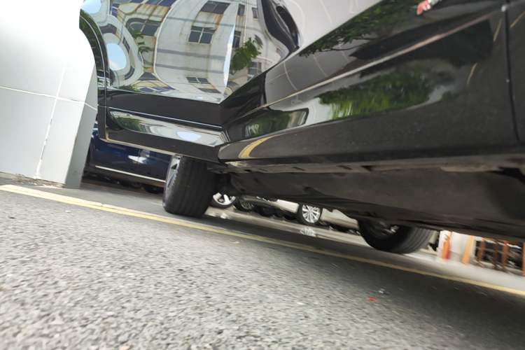 Used Land Rover Discovery Sport 2020 249 PS R-Dynamic Performance Edition Right Side Sill