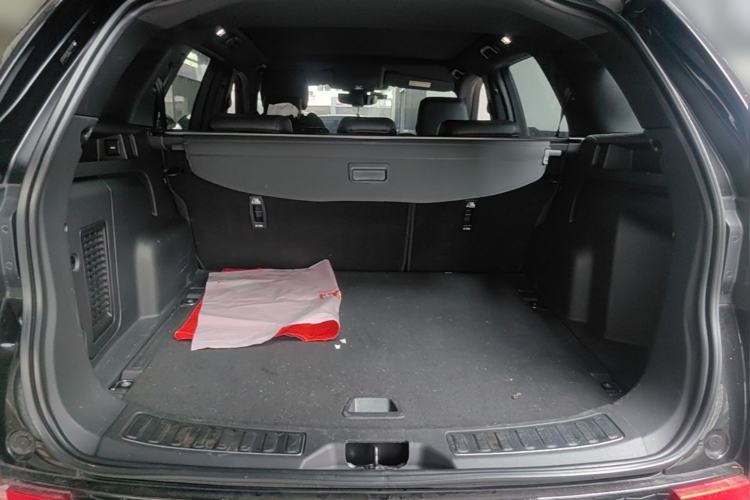 Used Land Rover Discovery Sport 2020 249 PS R-Dynamic Performance Edition Trunk