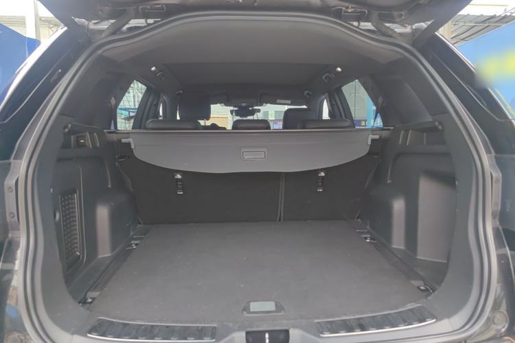 Used Land Rover Discovery Sport 2020 249 PS R-Dynamic Performance Edition Trunk