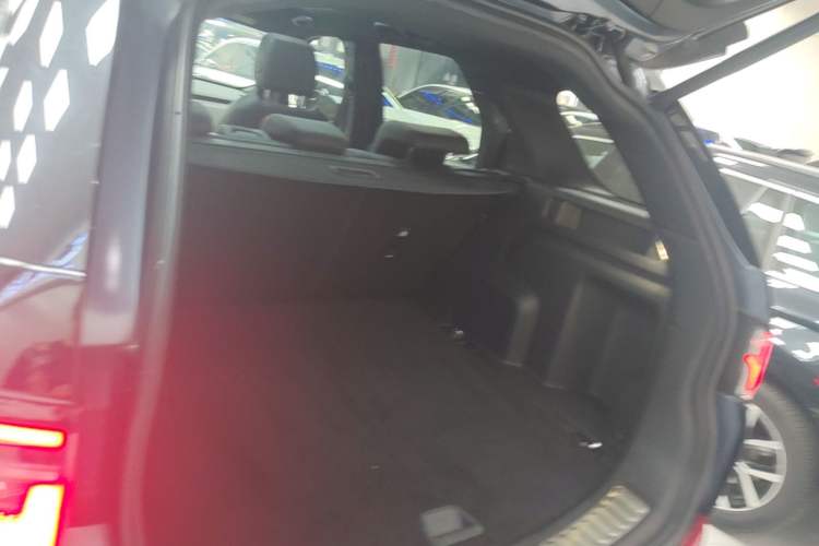 Used Land Rover Discovery Sport 2020 249 PS R-Dynamic Performance Edition Trunk