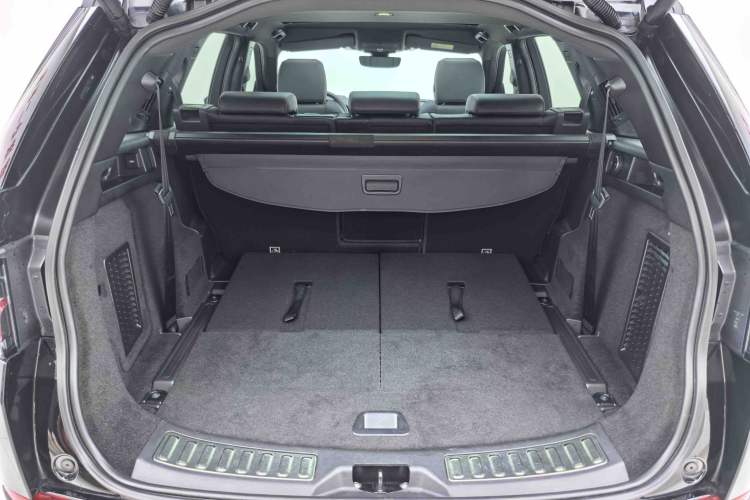 Used Land Rover Discovery Sport 2020 249 PS R-Dynamic Performance Tech Edition 7 Seats Trunk