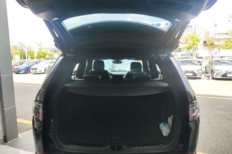 Used Land Rover Discovery Sport 2020 249 PS R-Dynamic Performance Edition Trunk