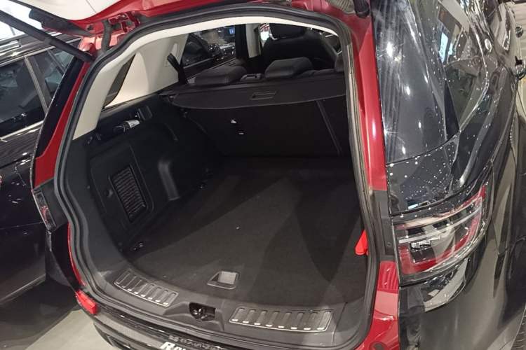 Used Land Rover Discovery Sport 2020 249 PS R-Dynamic Performance Edition Trunk