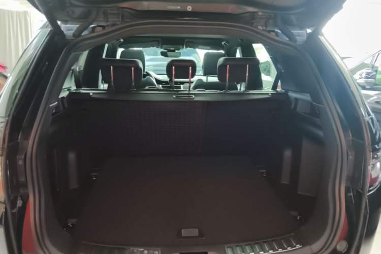 Used Land Rover Discovery Sport 2020 249 PS R-Dynamic Performance Edition Trunk