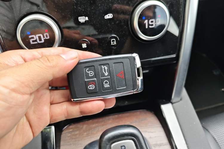 Used Land Rover Discovery Sport 2020 249 PS R-Dynamic Performance Tech Edition 7 Seats Vehicle Key