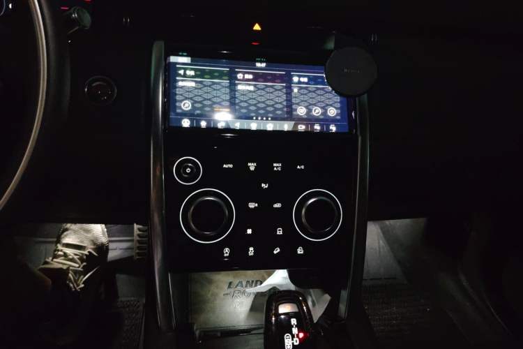 Used Land Rover Discovery Sport 2020 249 PS R-Dynamic Luxury Custom Edition Audio And AC Panel