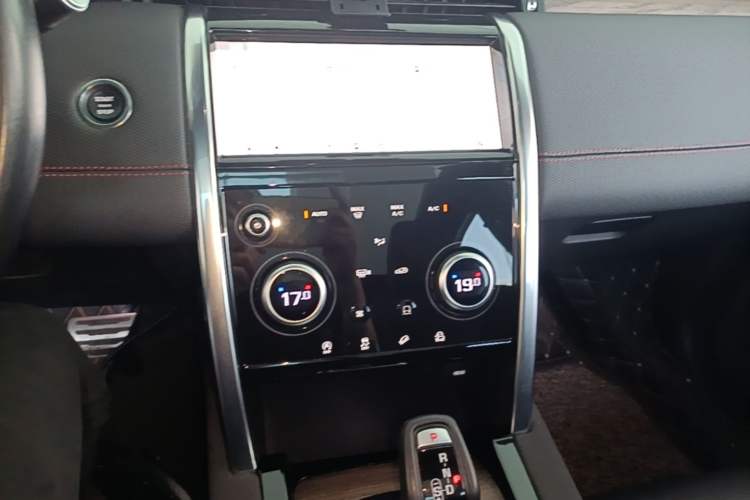 Used Land Rover Discovery Sport 2020 249 PS R-Dynamic Performance Edition Audio And AC Panel