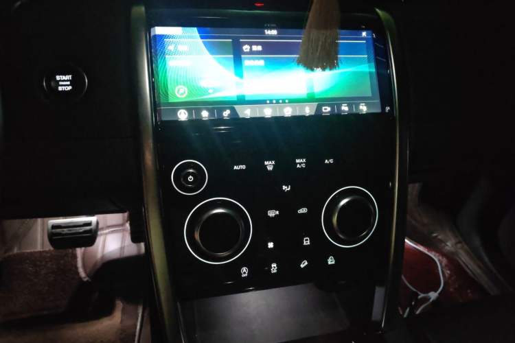 Used Land Rover Discovery Sport 2020 249 PS R-Dynamic Performance Tech Edition 5 Seats Audio And AC Panel