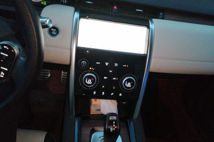 Used Land Rover Discovery Sport 2020 249 PS R-Dynamic Performance Tech Edition 5 Seats Audio And AC Panel
