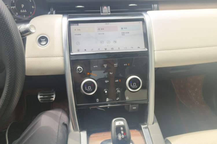 Used Land Rover Discovery Sport 2020 249 PS R-Dynamic Performance Tech Edition 5 Seats Audio And AC Panel