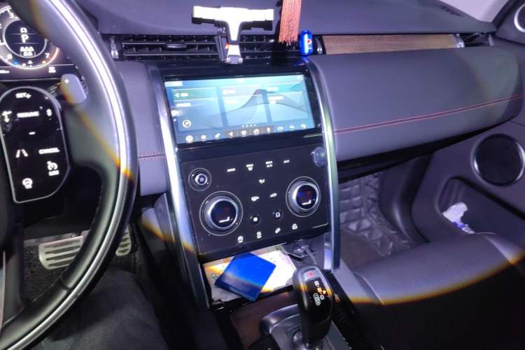 Used Land Rover Discovery Sport 2020 249 PS R-Dynamic Performance Tech Edition 7 Seats Audio And AC Panel