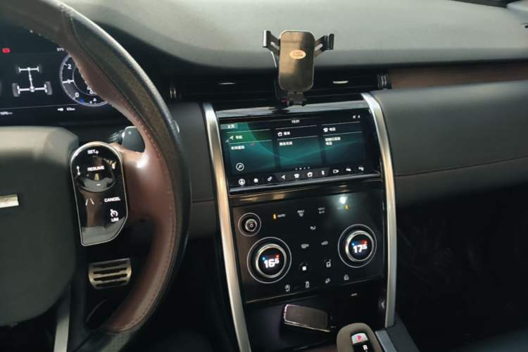 Used Land Rover Discovery Sport 2020 249 PS R-Dynamic Performance Tech Edition 7 Seats Center Console