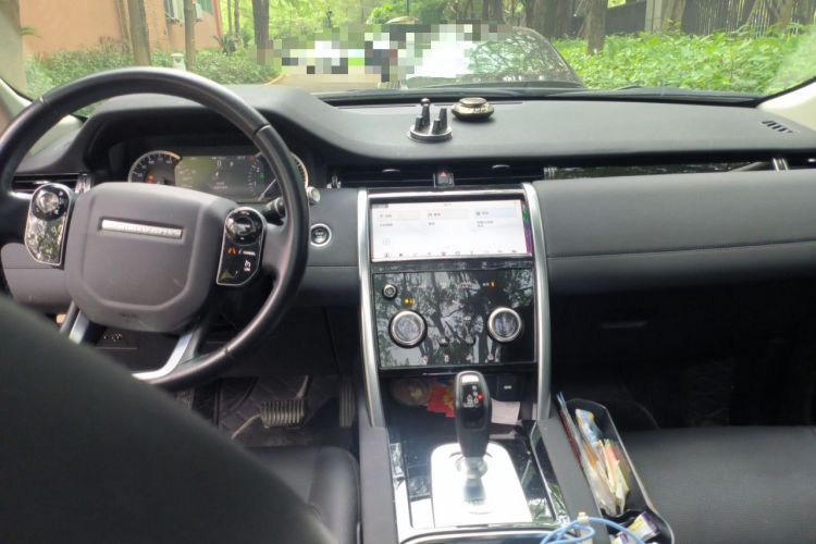 Used Land Rover Discovery Sport 2020 200 PS Family Edition Center Console
