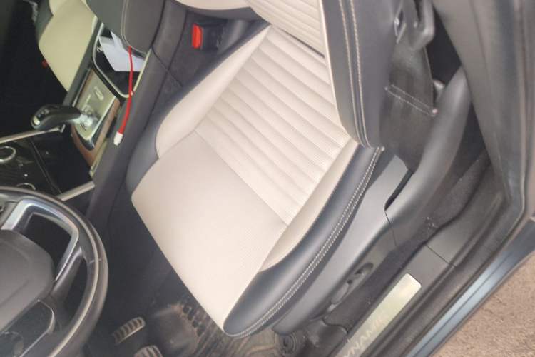 Used Land Rover Discovery Sport 2020 249 PS R-Dynamic Performance Edition Driver Seat