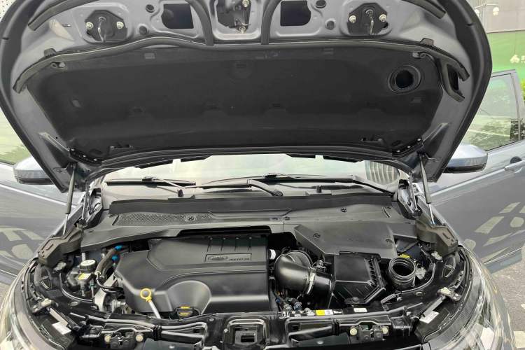Used Land Rover Discovery Sport 2020 249 PS R-Dynamic Performance Edition Engine Bay