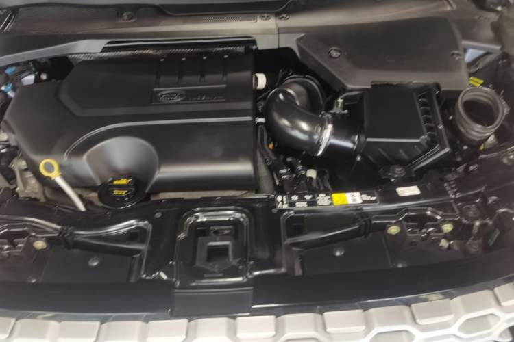 Used Land Rover Discovery Sport 2020 200 PS Family Edition Engine Bay