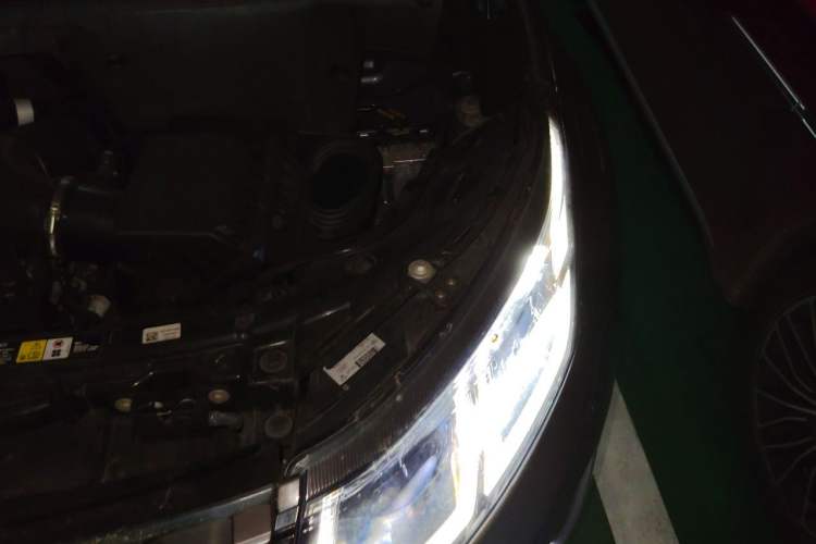 Used Land Rover Discovery Sport 2020 249 PS R-Dynamic Luxury Custom Edition Engine Bay Left