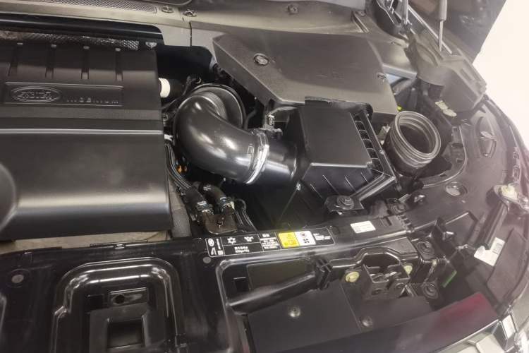 Used Land Rover Discovery Sport 2020 200 PS Family Edition Engine Bay Left