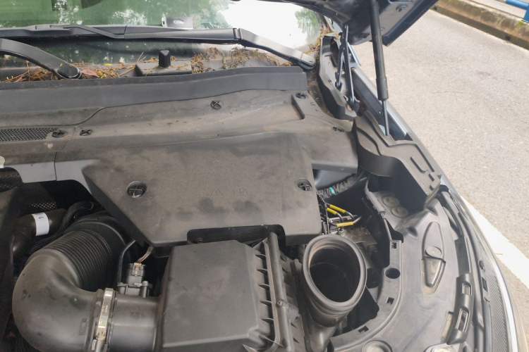Used Land Rover Discovery Sport 2020 249 PS R-Dynamic Performance Edition Engine Bay Left
