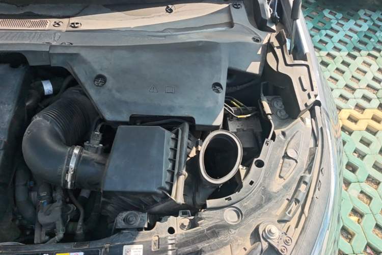 Used Land Rover Discovery Sport 2020 249 PS R-Dynamic Performance Edition Engine Bay Left