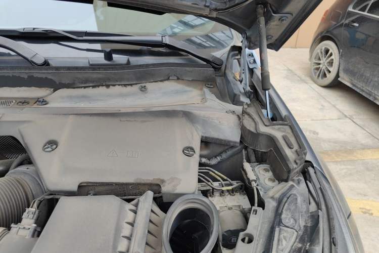 Used Land Rover Discovery Sport 2020 249 PS R-Dynamic Performance Edition Engine Bay Left