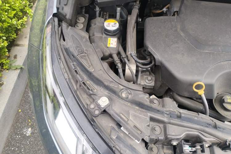 Used Land Rover Discovery Sport 2020 249 PS R-Dynamic Performance Edition Engine Bay Right