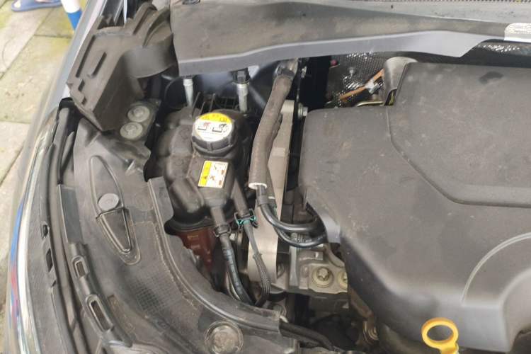 Used Land Rover Discovery Sport 2020 249 PS R-Dynamic Performance Edition Engine Bay Right