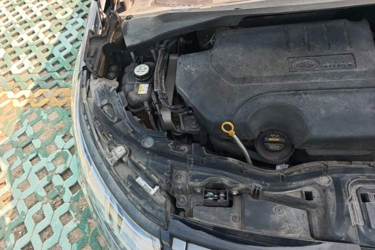 Used Land Rover Discovery Sport 2020 249 PS R-Dynamic Performance Edition Engine Bay Right