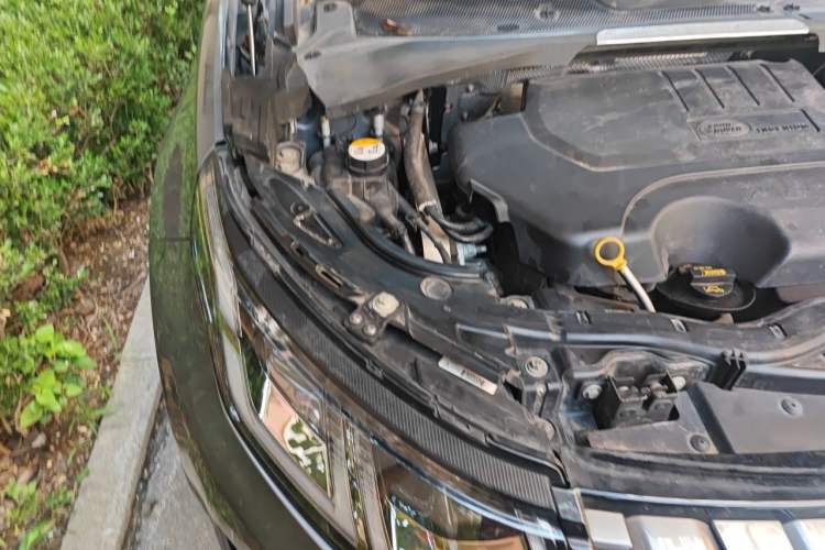 Used Land Rover Discovery Sport 2020 249 PS R-Dynamic Performance Edition Engine Bay Right