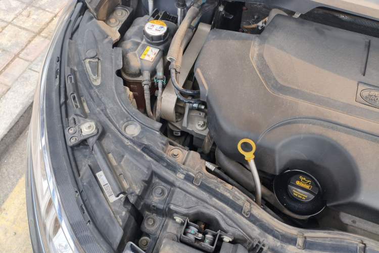 Used Land Rover Discovery Sport 2020 249 PS R-Dynamic Performance Edition Engine Bay Right