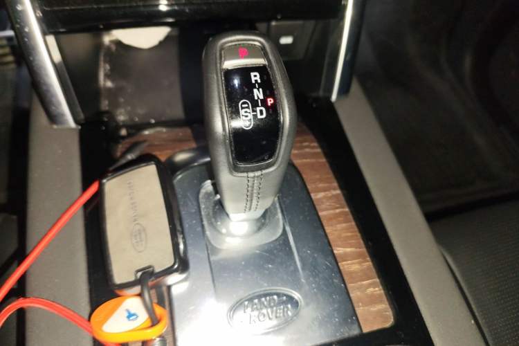 Used Land Rover Discovery Sport 2020 249 PS R-Dynamic Performance Tech Edition 5 Seats Gear Lever