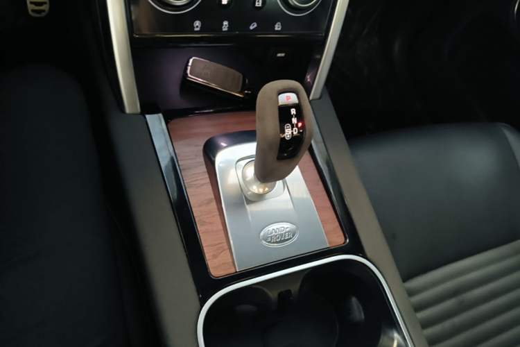 Used Land Rover Discovery Sport 2020 249 PS R-Dynamic Performance Tech Edition 7 Seats Gear Lever