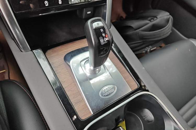 Used Land Rover Discovery Sport 2020 249 PS R-Dynamic Performance Edition Gear Lever