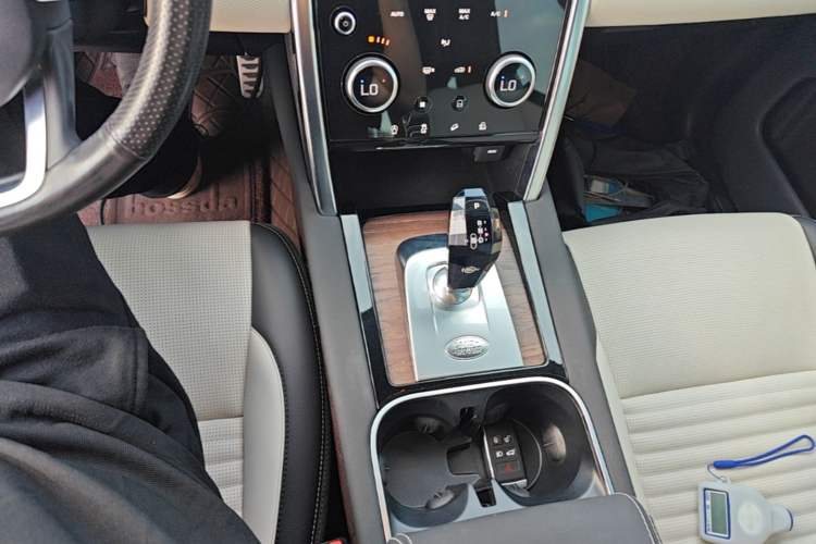 Used Land Rover Discovery Sport 2020 249 PS R-Dynamic Performance Edition Gear Lever