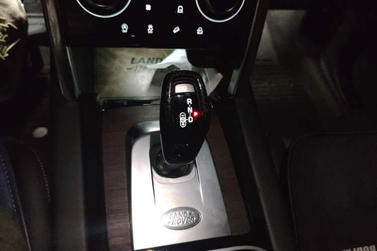 Used Land Rover Discovery Sport 2020 249 PS R-Dynamic Luxury Custom Edition Gear Lever