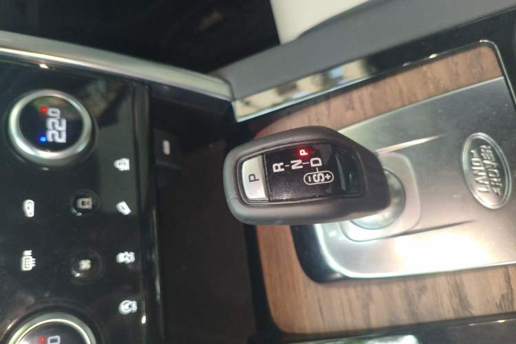 Used Land Rover Discovery Sport 2020 249 PS R-Dynamic Performance Edition Gear Lever