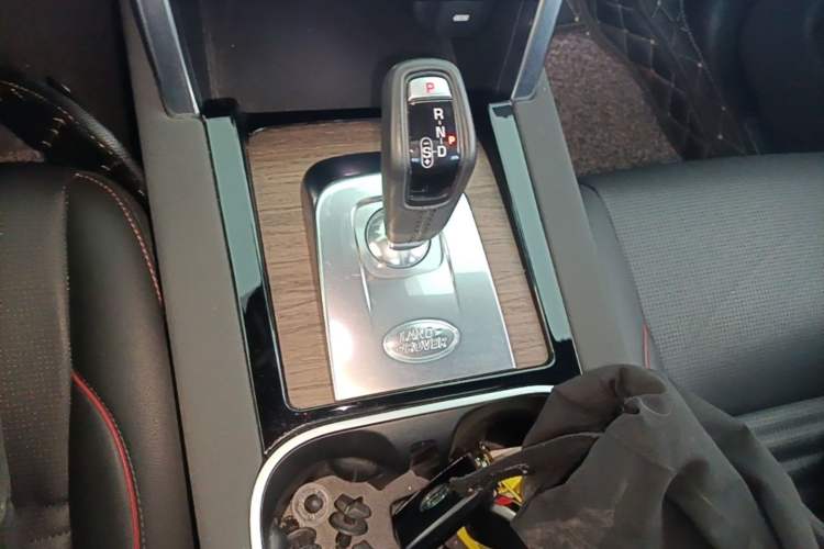 Used Land Rover Discovery Sport 2020 249 PS R-Dynamic Performance Edition Gear Lever
