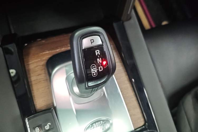 Used Land Rover Discovery Sport 2020 249 PS R-Dynamic Performance Edition Gear Lever
