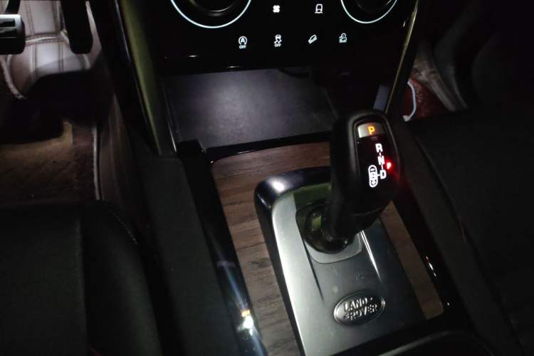 Used Land Rover Discovery Sport 2020 249 PS R-Dynamic Performance Tech Edition 5 Seats Gear Lever