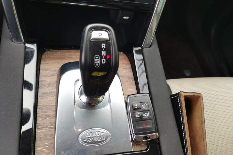 Used Land Rover Discovery Sport 2020 249 PS R-Dynamic Performance Edition Gear Lever