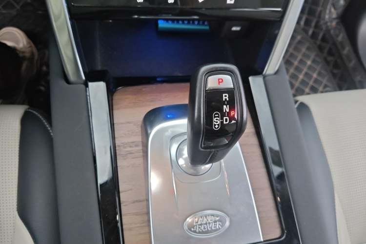 Used Land Rover Discovery Sport 2020 249 PS R-Dynamic Performance Edition Gear Lever