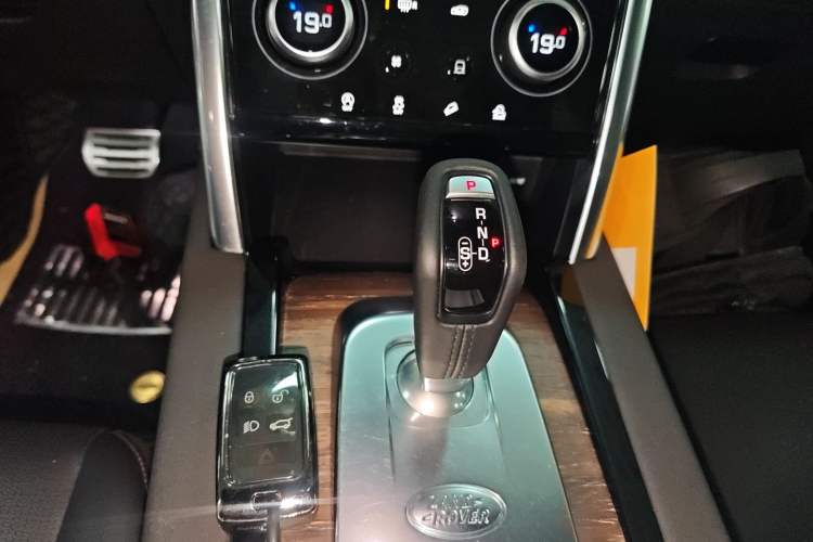 Used Land Rover Discovery Sport 2020 249 PS R-Dynamic Performance Edition Gear Lever