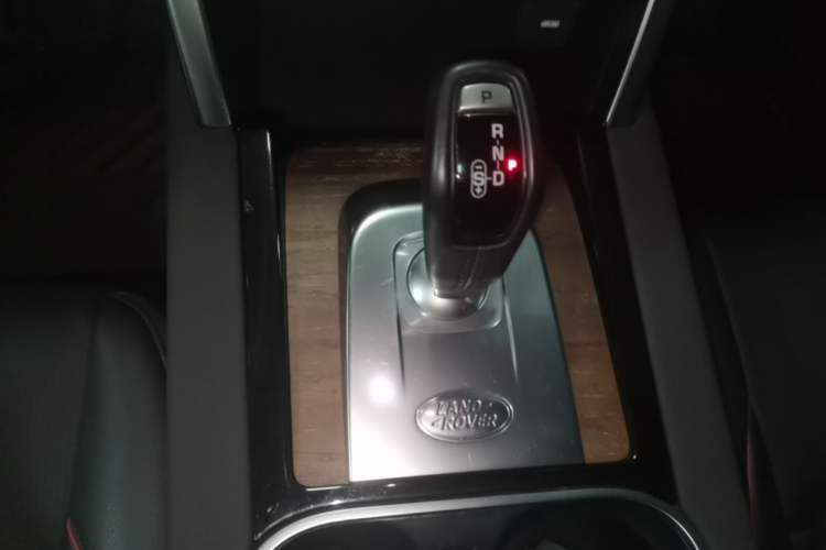 Used Land Rover Discovery Sport 2020 249 PS R-Dynamic Performance Tech Edition 5 Seats Gear Lever